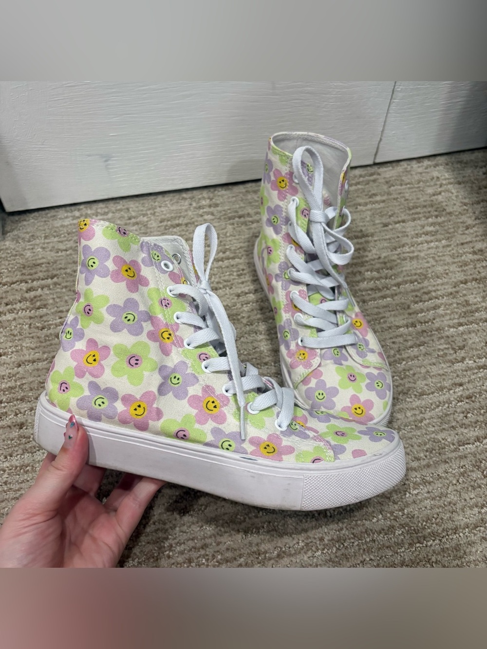 ASOS Design White Flower Smiley Face Hi-Top Sneakers - Size 7